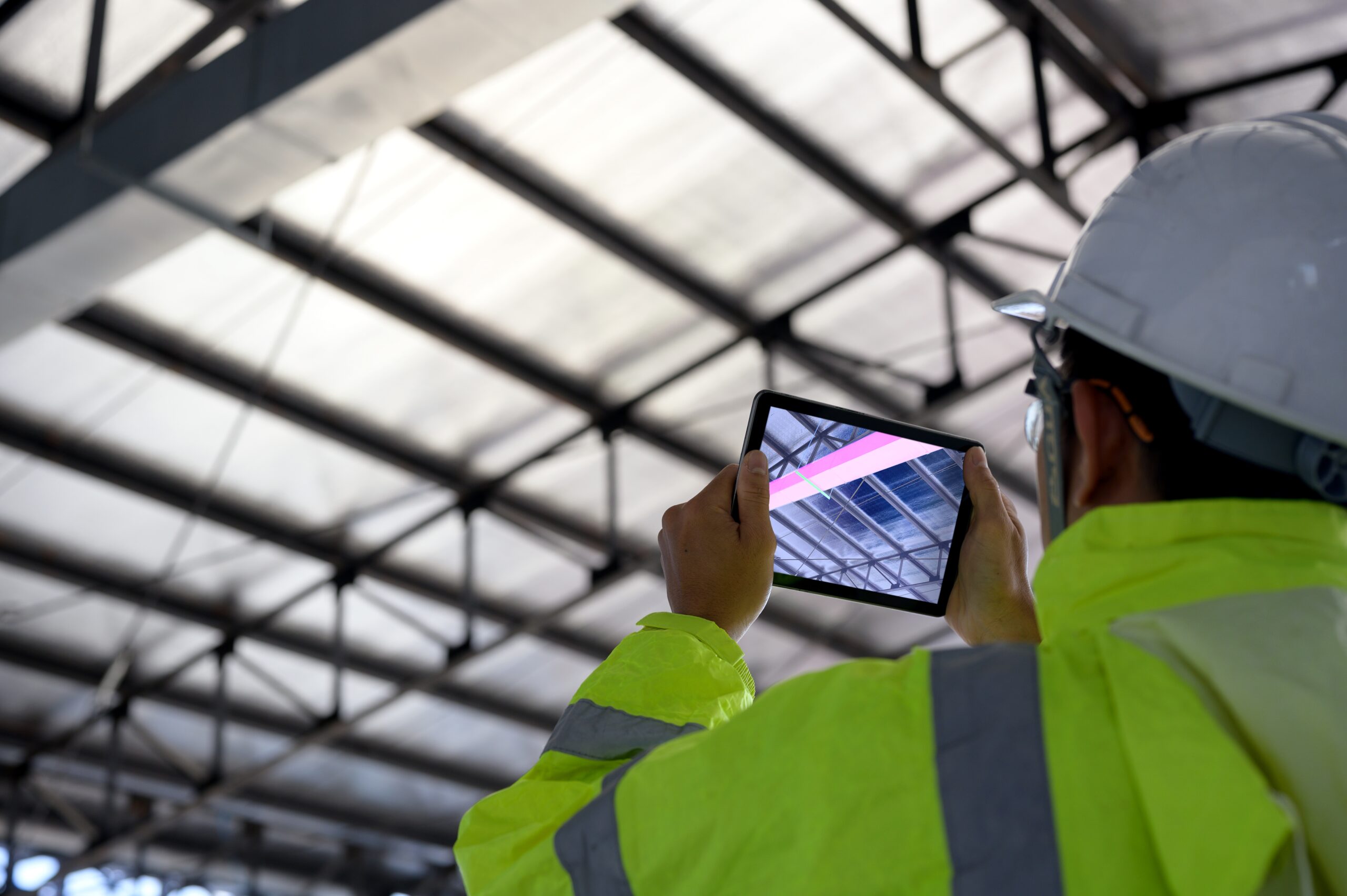 Construction,Civil,Engineer,Use,Technology,Software,Through,Tablets,To,Scan