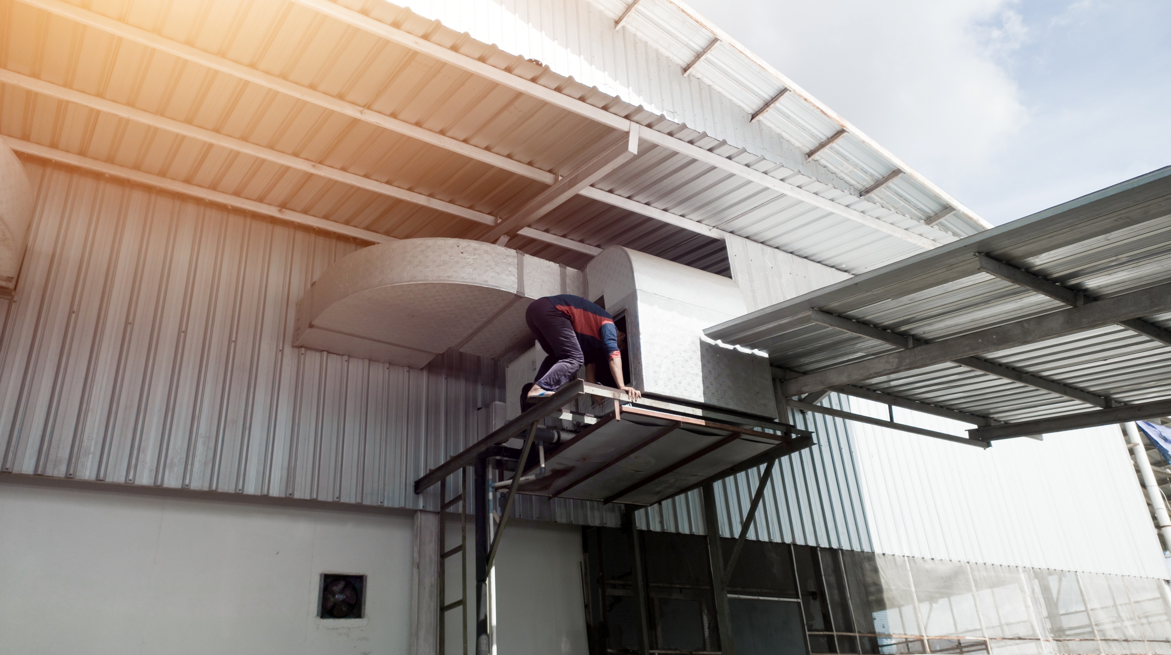 Air,Handling,Unit,Instalation,On,The,Building,Factory.